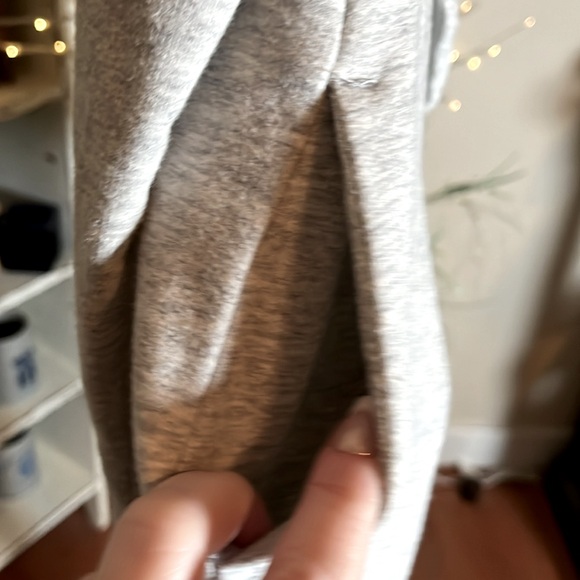 💙Gaiam M Light gray and cream w/sherpa-like lining open cardigan wrap. EUC - Picture 5 of 5